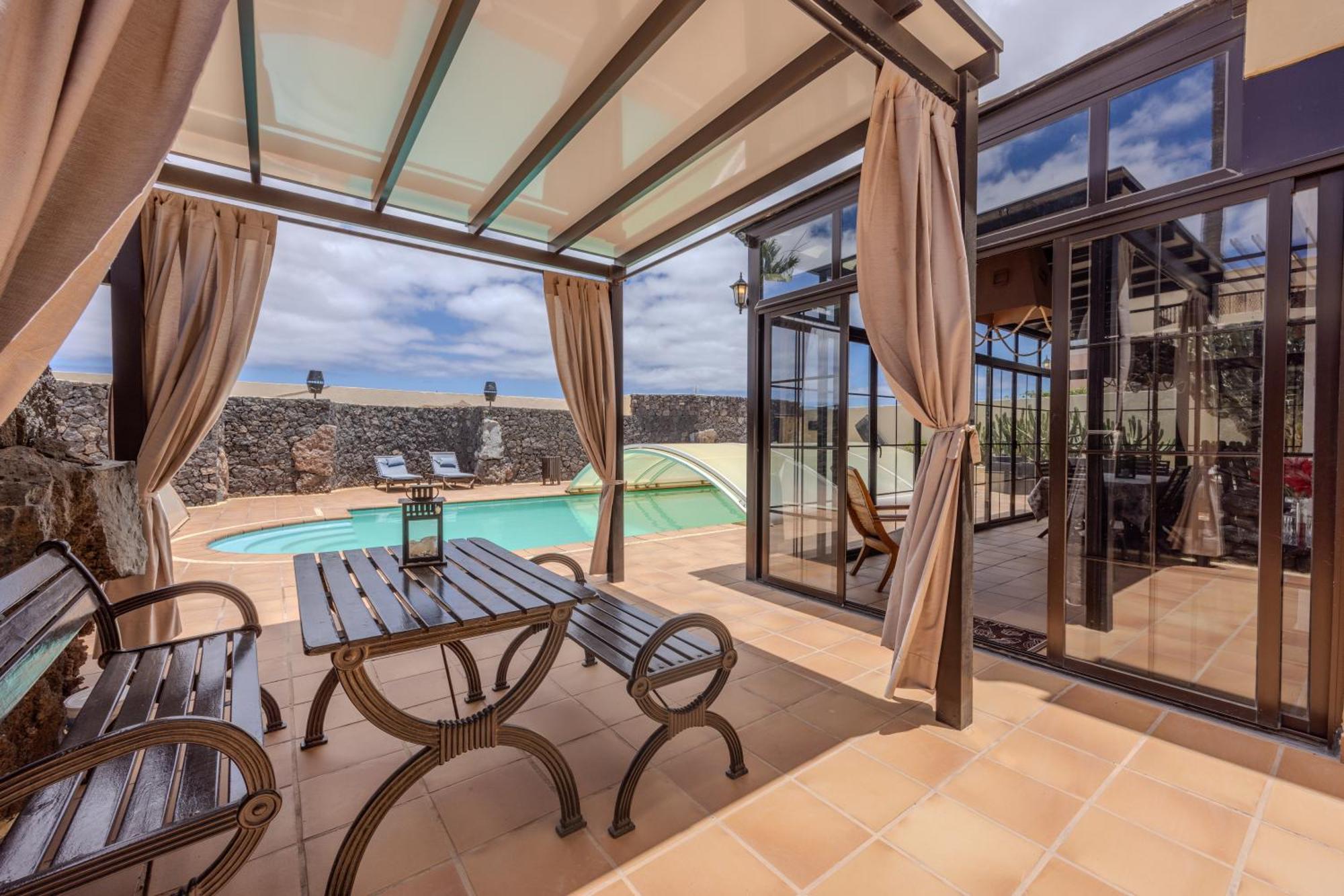Luxury Canarian With Large Pool In Costa