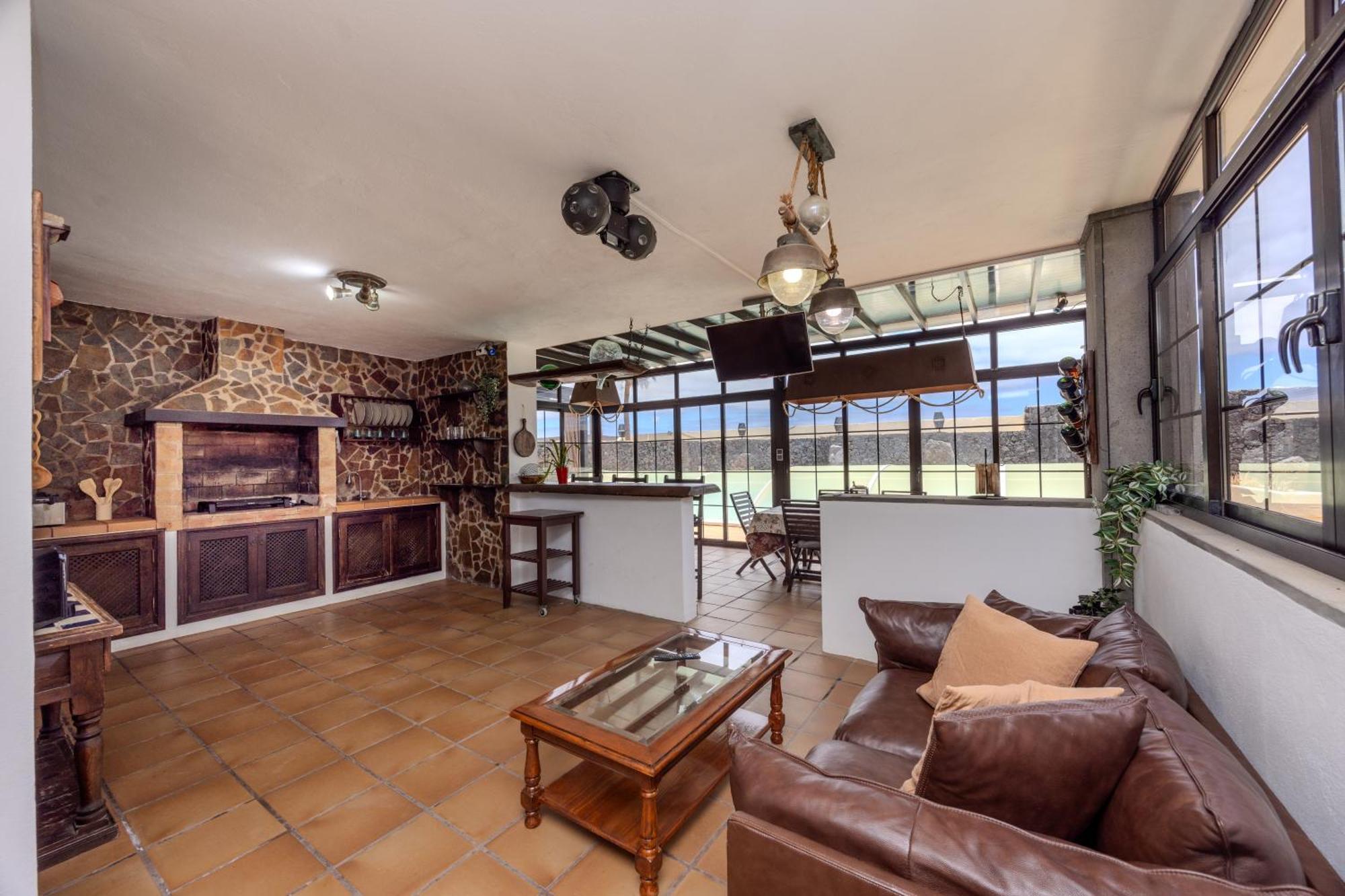 Luxury Canarian With Large Pool In Costa *