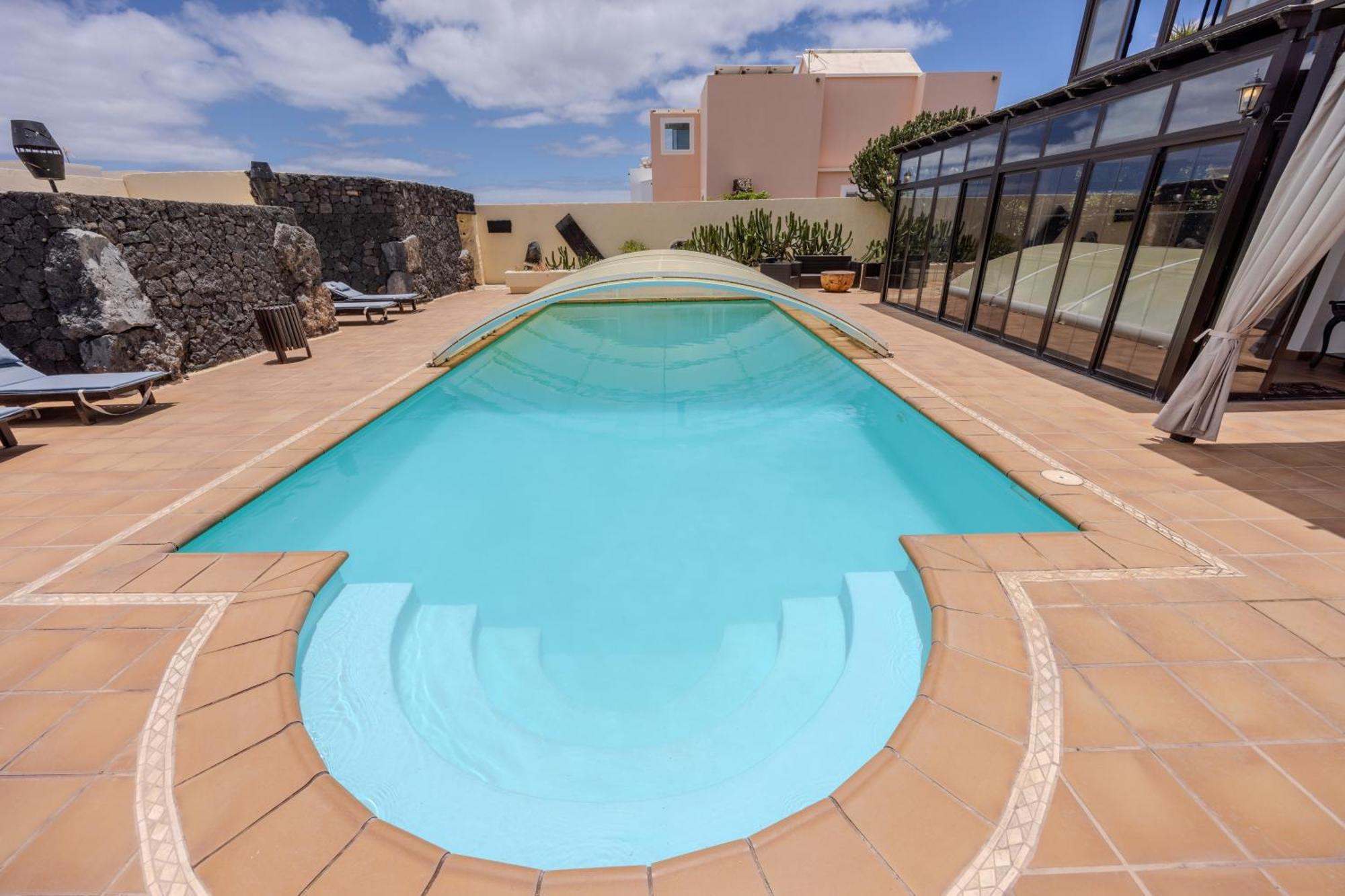 Luxury Canarian With Large Pool In Costa *