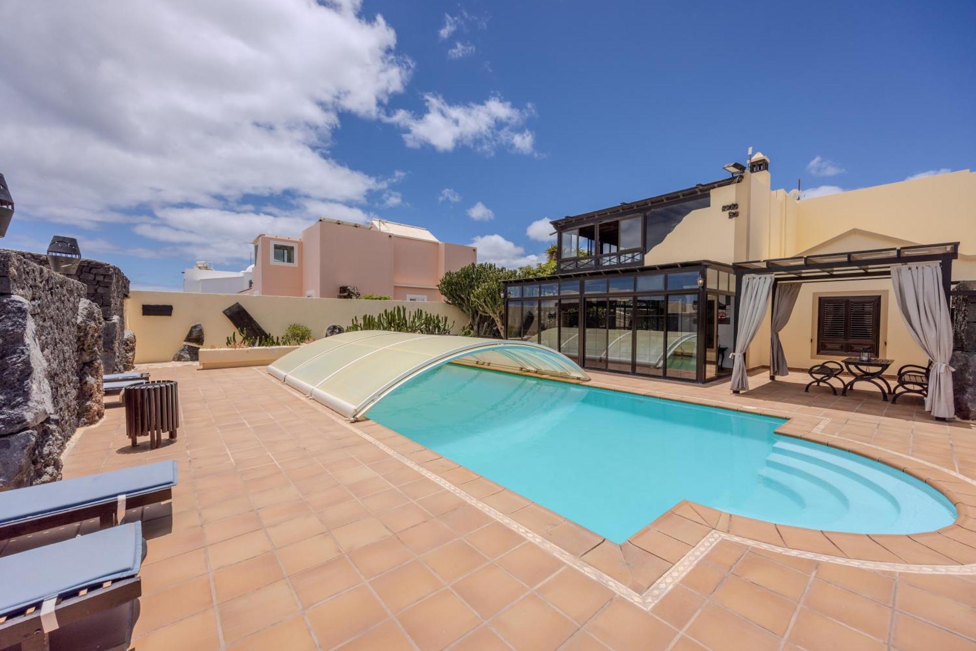 Luxury Canarian With Large Pool In Costa Teguise *